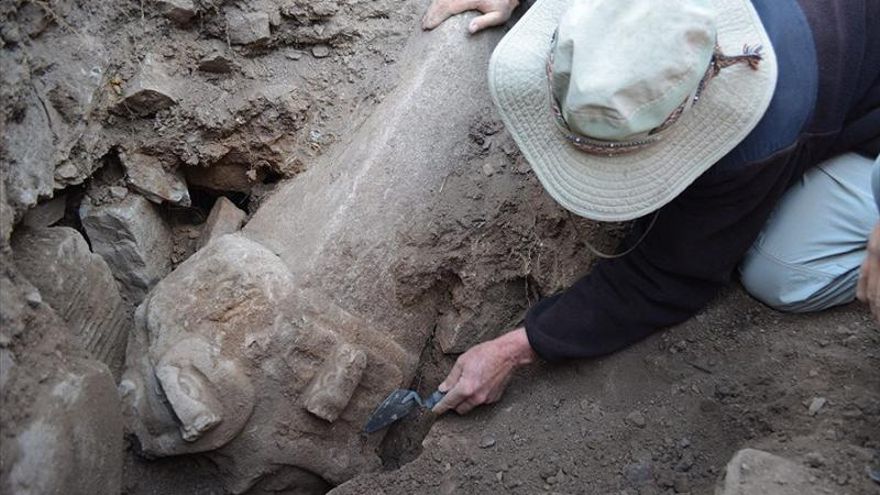 Encuentran en Perú dos cabezas de piedra de más de 2.000 años de antigüedad
