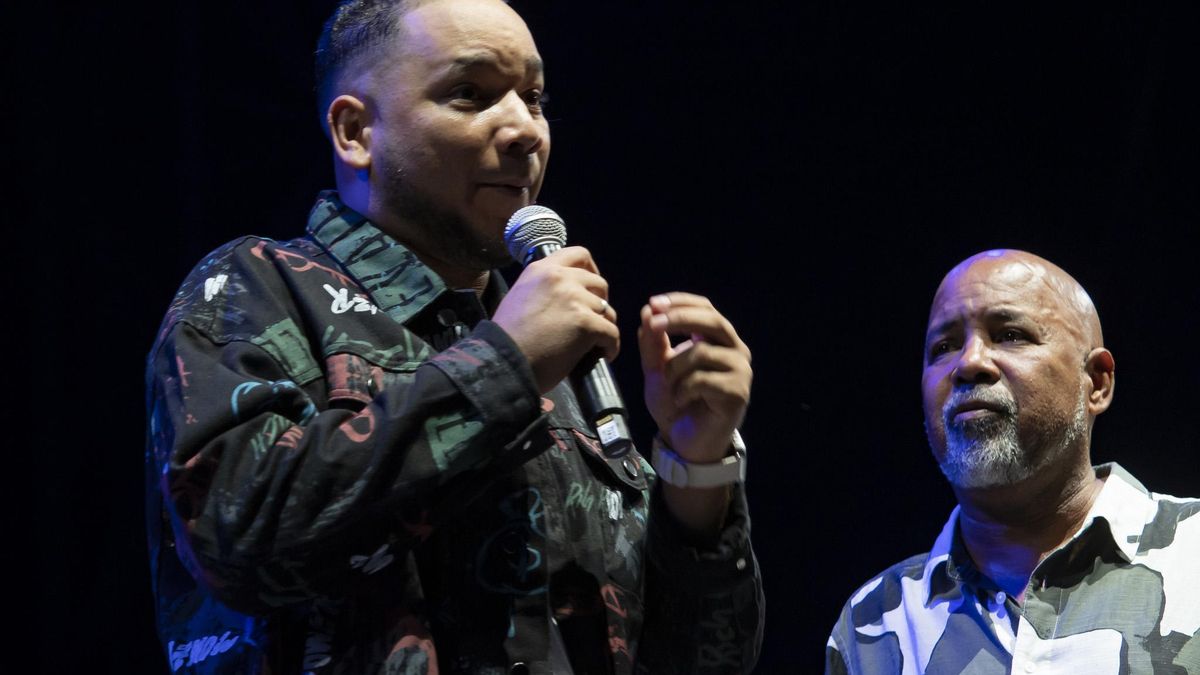 Hijo y padre. Los repentistas Alex y Alexis Díaz‑Pimienta.