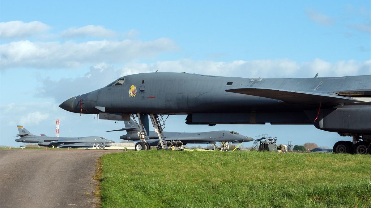 Dos hombres letones arrestados cerca de una base de la fuerza aérea en Inglaterra