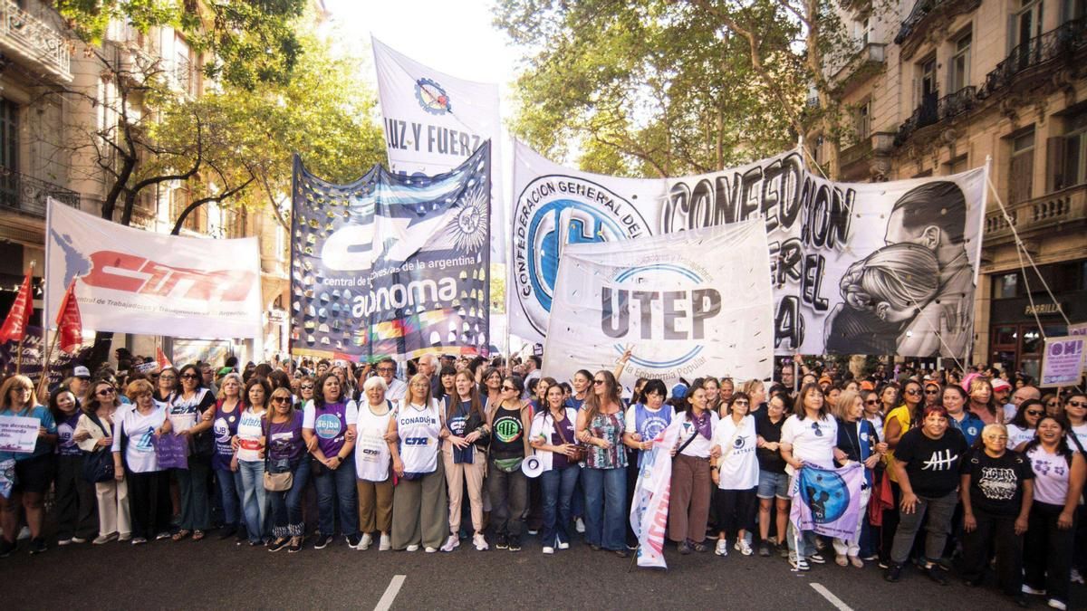 La CGT, las CTA, la UTEP y movimientos sociales marchan al Congreso junto a los jubilados
