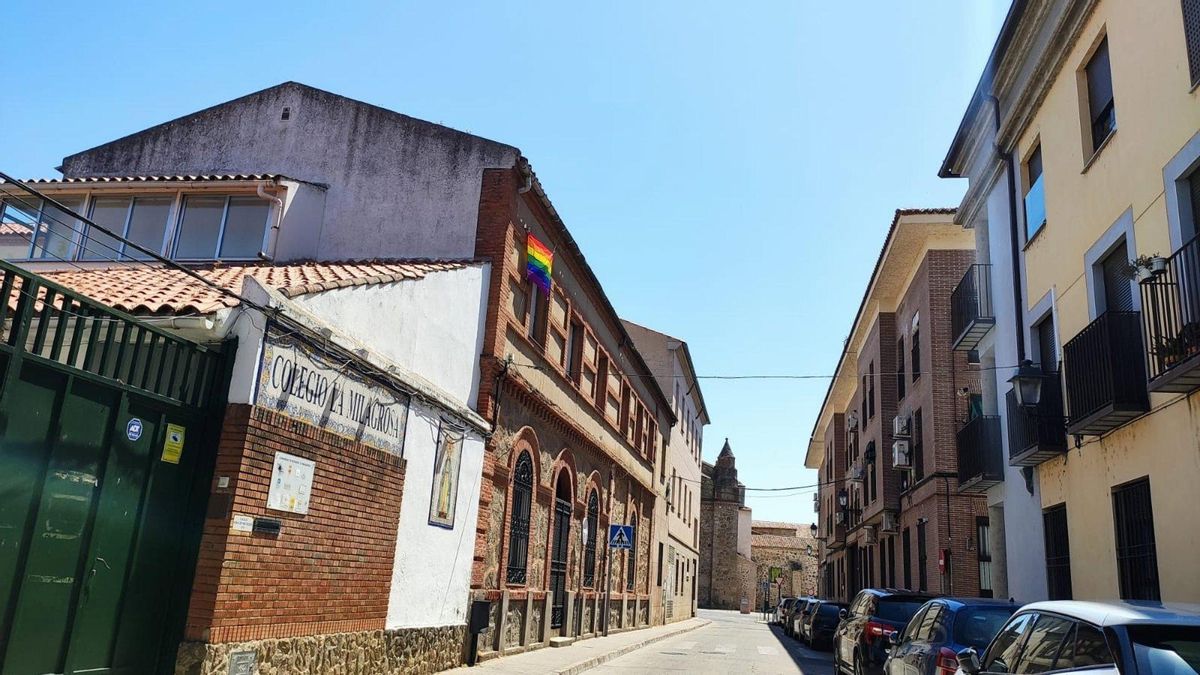 PP y Vox colocan la bandera LGTBI en la segunda planta de un antiguo colegio de Talavera: "La esconden", dice el PSOE