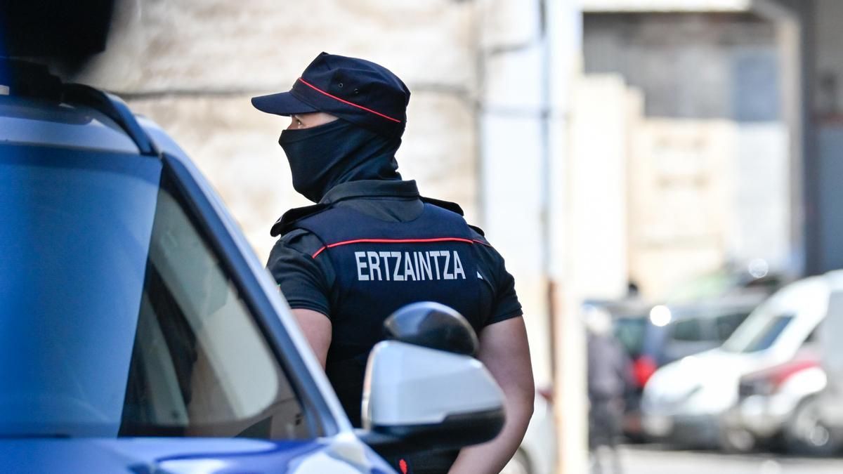 Detenidos en Bizkaia los padres de una menor de 14 años embarazada y el hombre con el que fue casada