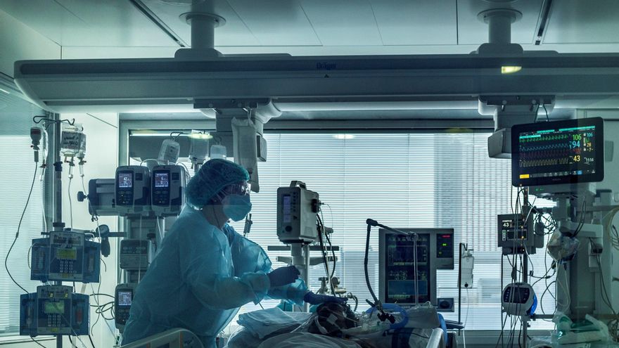 Los contagios siguen disparados en Catalunya y las UCI superan los 400 pacientes