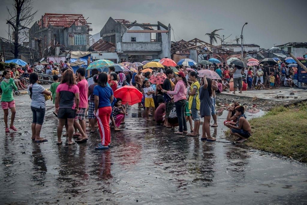 Tanauan, isla de Leyte. “Cuanto más te adentras en las zonas rurales, menos ayuda encontrabas. De hecho, hay zonas que estuvieron sin recibir ayuda días y semanas. Muchas gente no tenía otra opción que la de dormir a la intemperie bajo las fuertes lluvias”, afirma Caroline Seguin, coordinadora de uno de los equipos de emergencia de MSF. © Yann Libessart/MSF