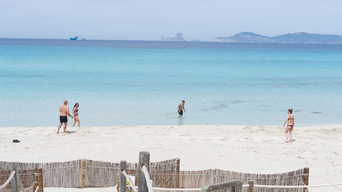 Bañistas en la Playa de Ses Illetes, Formentera.