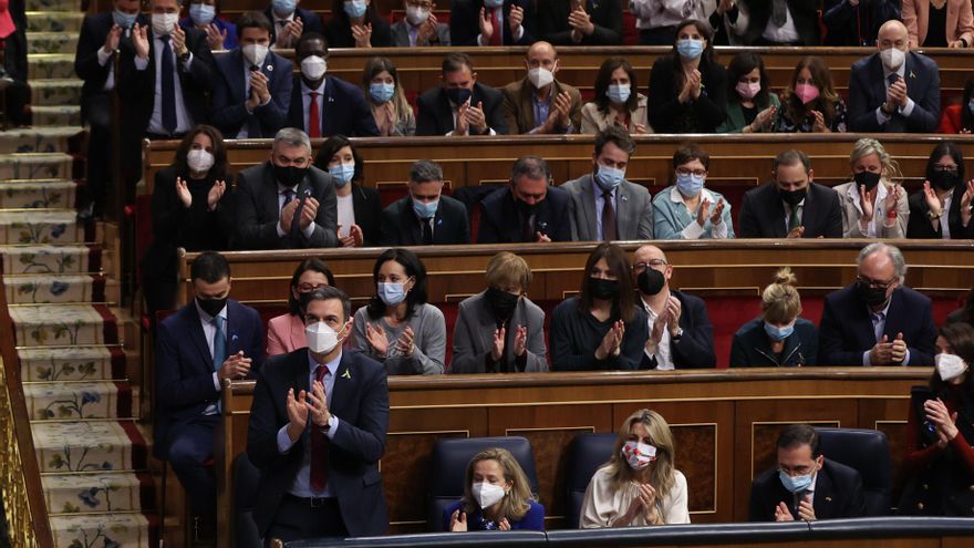 El presidente del Gobierno, Pedro Sánchez y el hemiciclo aplauden la intervención por videoconferencia del presidente de Ucrania, Volodímir Zelensky en el Congreso de los Diputados. EFE/ Kiko Huesca