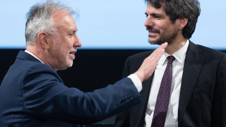 Archivo - El ministro de Cultura, Ernest Urtasun (d), y el ministro de Política Territorial y Memoria Democrática, Ángel Víctor Torres (i).