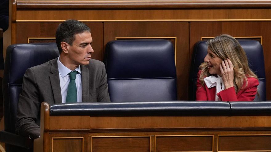 El presidente del Gobierno, Pedro Sánchez, y la ministra de Trabajo y Economía Social, Yolanda Díaz, durante el pleno del Congreso de los Diputados este martes