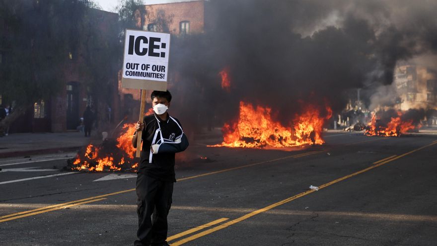 Al menos cinco taxis autónomos fueron quemados en Los Ángeles, tras manifestaciones pacíficas