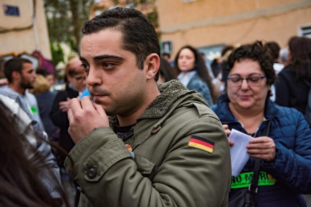 Un manifestante comiendo pipas con actitud desafiante