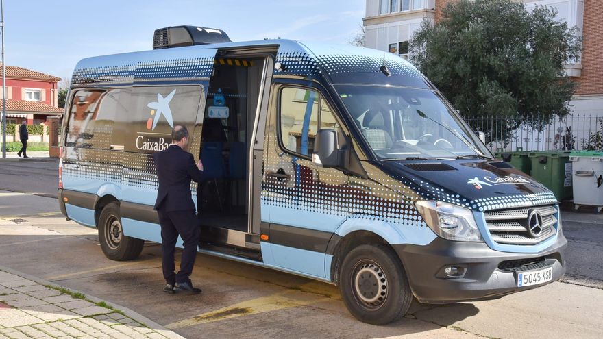 Caixabank se hace con el contrato de la Diputación de León para llevar banca móvil a los pueblos