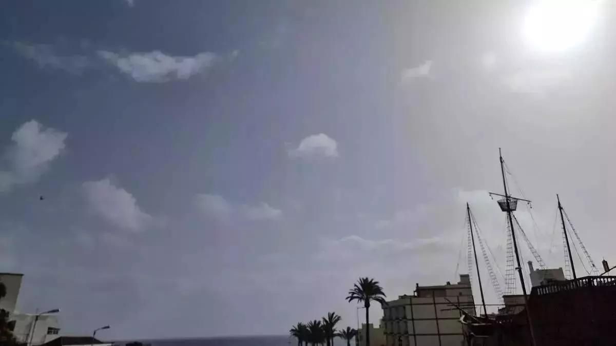 Imagen de archivo de un día poco nuboso con ligera calima en La Palma. Imagen captada desde Santa Cruz de La Palma.