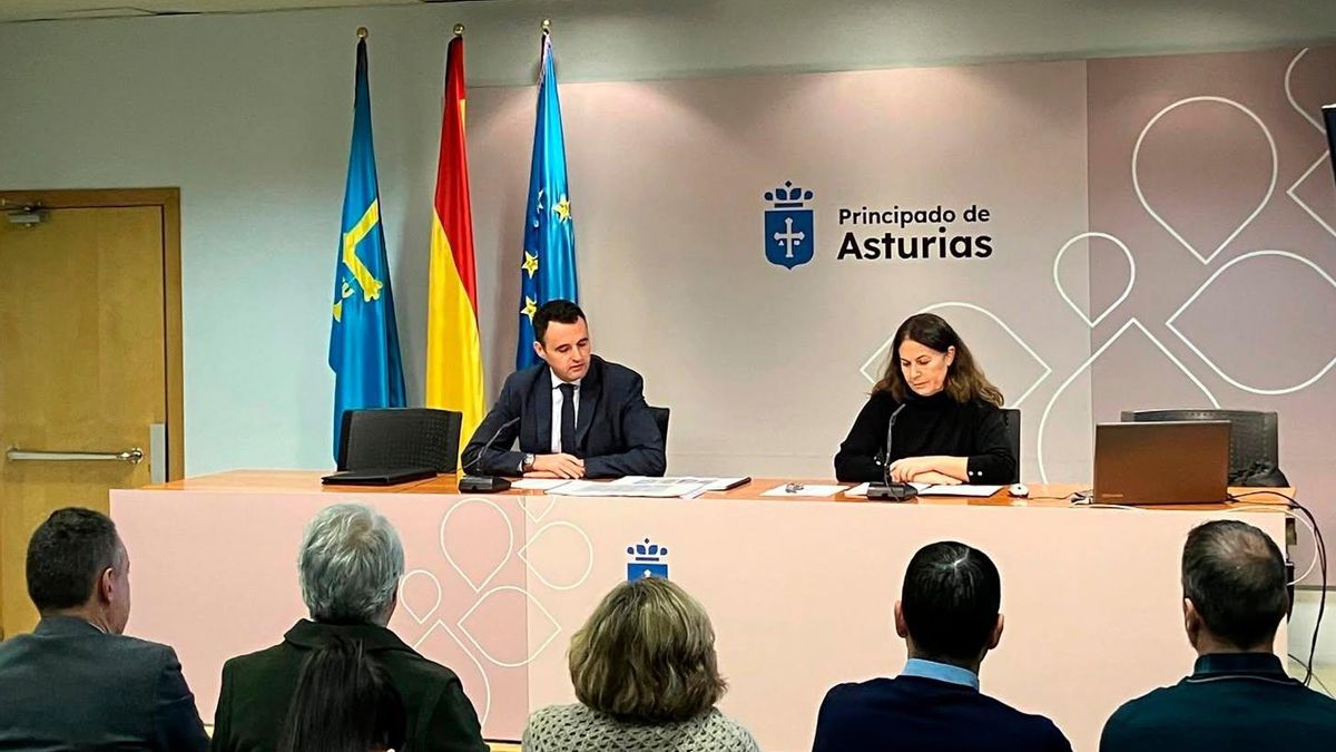 El portavoz del Gobierno de Asturias y consejero de Justicia, Guillermo Peláez, junto a la viceconsejera Encarnación Vicente, en una imagen de archivo.