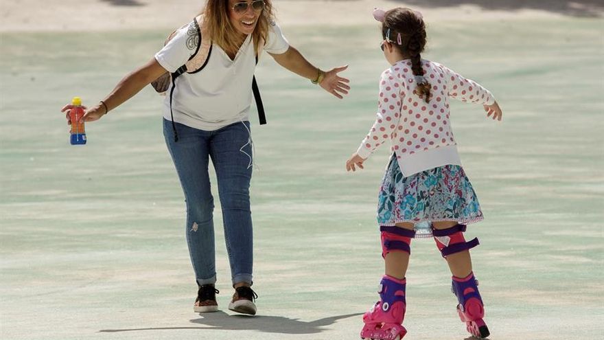 Una niña juega en Santa Cruz de Tenerife en el primer día en que los niños salir a la calle durante el estado de alarma