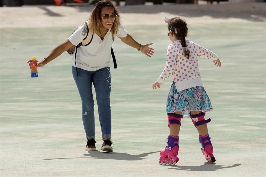 Una niña juega en Santa Cruz de Tenerife en el primer día en que los niños salir a la calle durante el estado de alarma