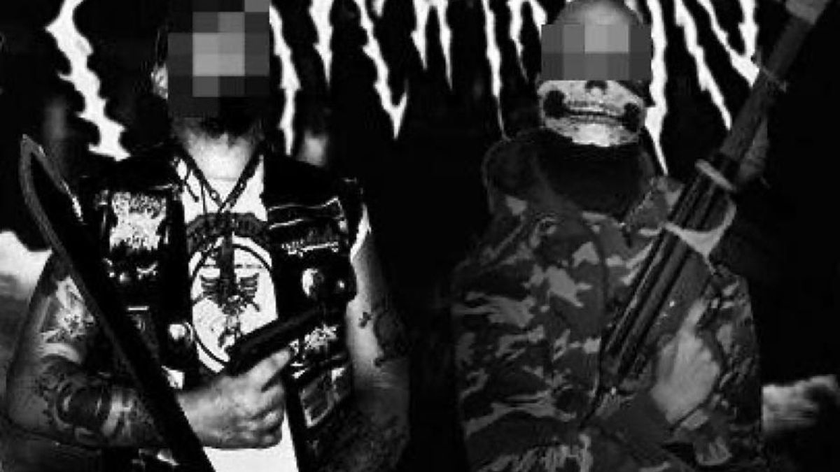 Una imagen de la banda donde aparecen dos miembros con armas y la máscara de la calavera