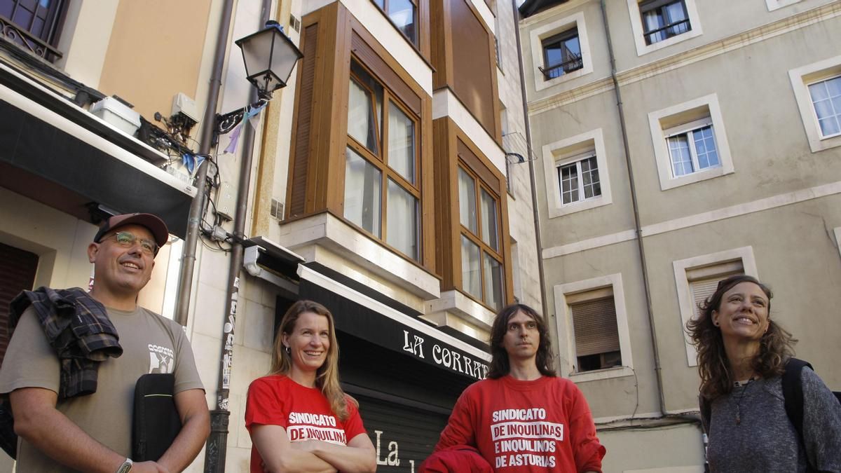 Denuncian coacciones de un fondo de inversión para desalojar a los inquilinos de un edificio en el barrio de Cimadevilla, en Gijón