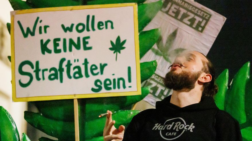 Fumar cannabis ya es legal para los mayores de 18 años en Alemania