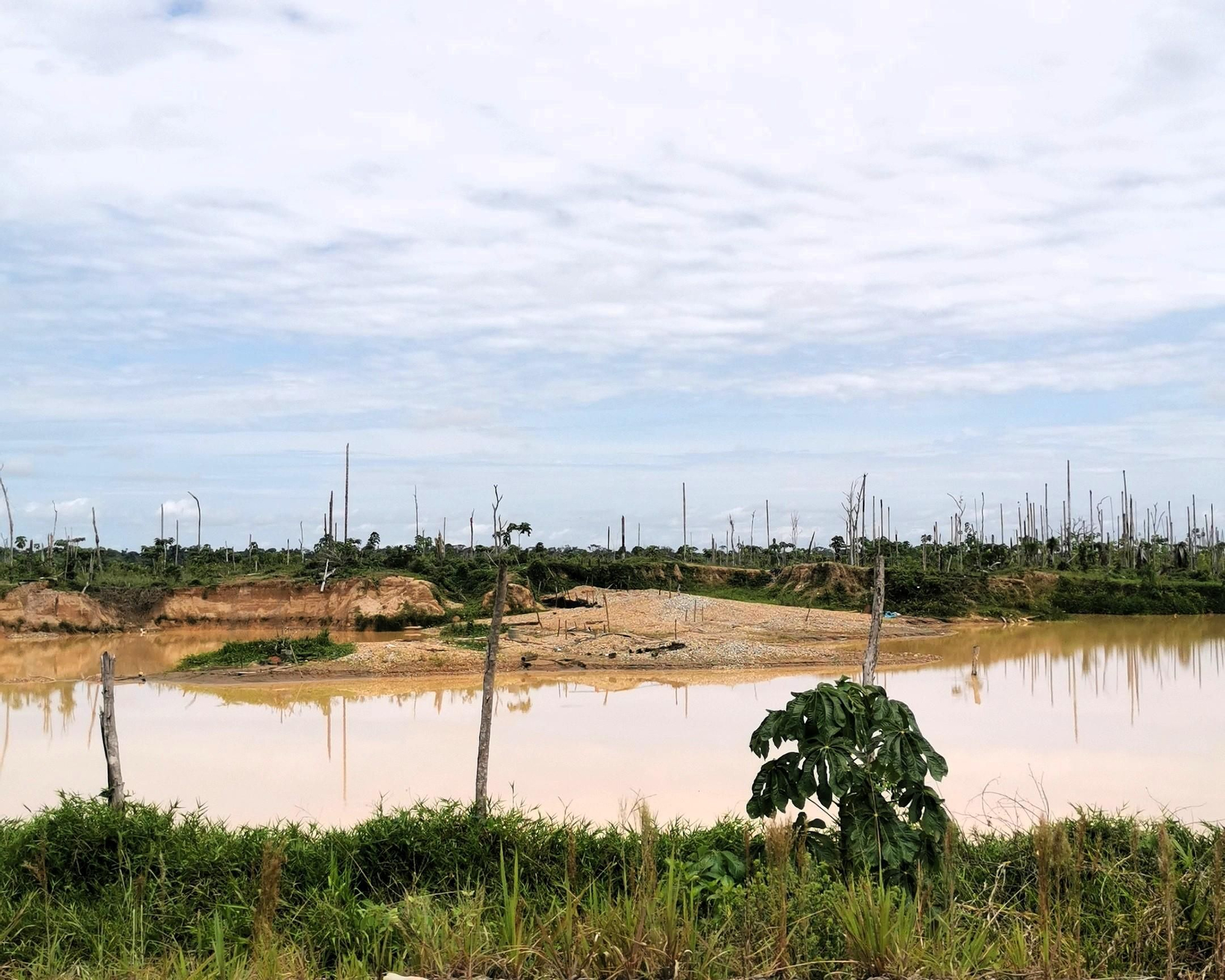 El sistema Reinfo ha permitido que los mineros continúen la extracción de oro mientras se dilata el proceso de regularización de la minería ilegal e informal en Perú. Foto: Elizabeth Salazar