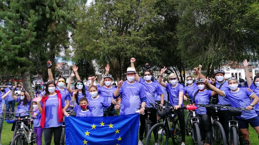 Historias de dolor y valentía en ciclopaseo en honor a migrantes en Ecuador