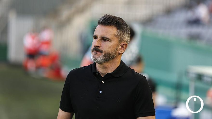 Iván Ania, muy enfadado con los árbitros: "El penalti es claro"