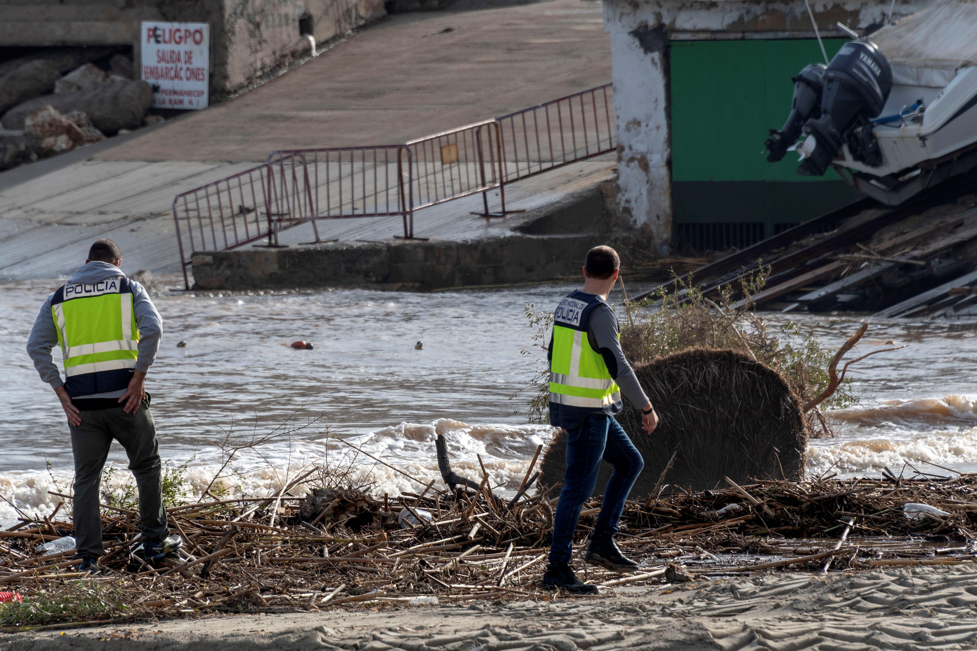 Los servicios de emergencia buscan desaparecidos tras el desbordamiento del torrente de Sant Llorenç, en Mallorca.