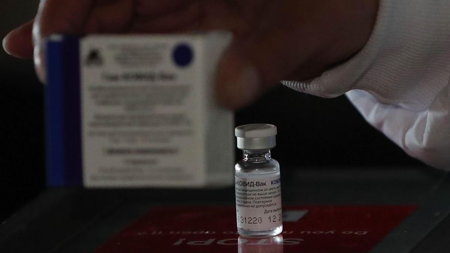 Un enfermero muestra una dosis de la vacuna Sputnik V contra la covid-19. EFE/Martín Alipaz/Archivo