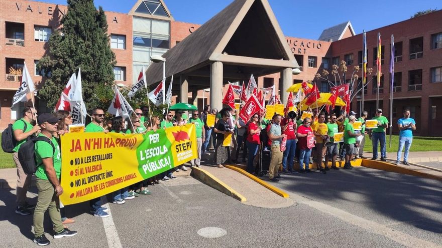Los sindicatos se concentran a las puertas de Educación para exigir la aplicación de acuerdos de plantillas: "Quieren que tengamos las manos atadas"