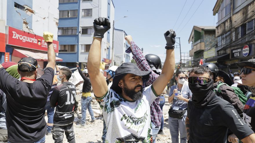 Rescatistas y voluntarios levantan los brazos pidiendo silencio durante una operación de rescate en los escombros de un edificio tras el terremoto de magnitud 7,4 que sacudió la mayor parte de Colombia, este martes en el sector de La Lorena en Pereira (Colombia). El presidente de Colombia, Abelardo de la Espriella, cifró en 181 el número de muertos por el terremoto de magnitud 7,4 que sacudió el lunes varias zonas del país, balance que contrasta con el de al menos 240 fallecidos contabilizados por las autoridades de los departamentos más afectados. EFE/ Carlos Ortega