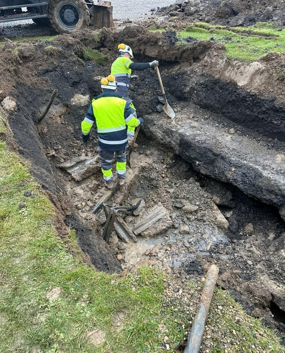 El gran socavón hasta alcanzar el punto de la avería de la tubería de agua entre Miguel Castaño y Fernández Ladreda.