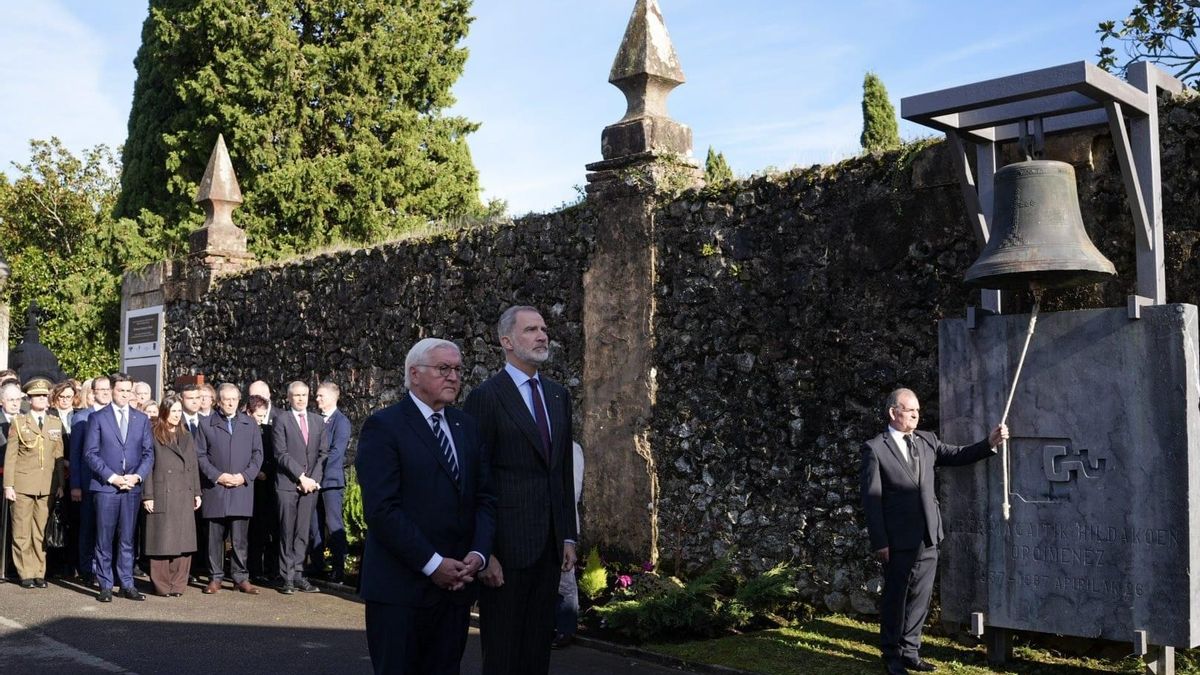 El presidente de Alemania, Frank Walter Steinmeier, y el rey Felipe VI, en el acto de homenaje en Gernika.