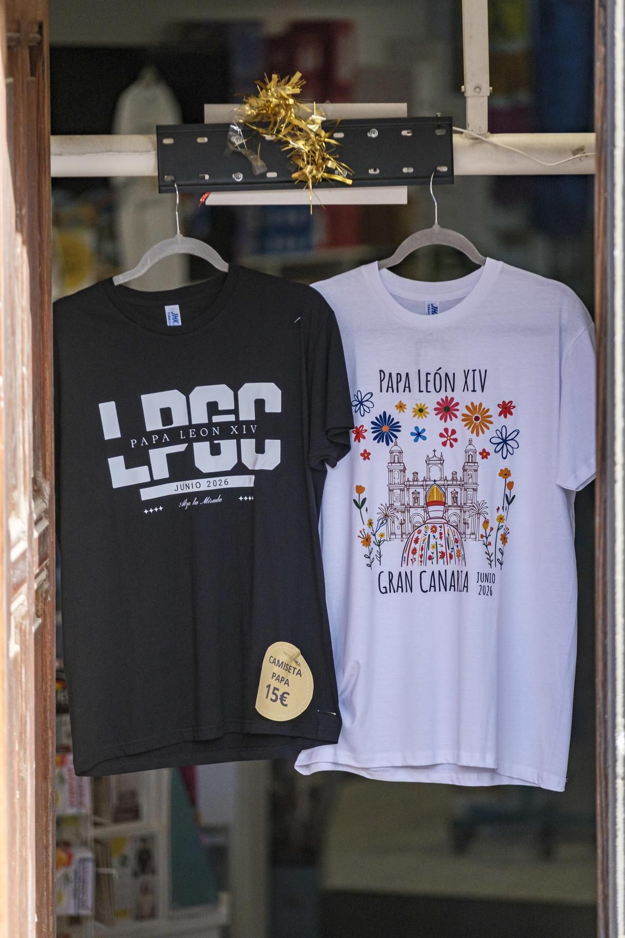 Camisetas alusivas a la visita del Papa a Gran Canaria, a la venta en Vegueta.