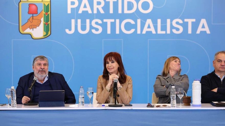 Cristina Fernández se reúne con senadores peronistas en la sede del Partido Justicialista a la espera de una posible condena