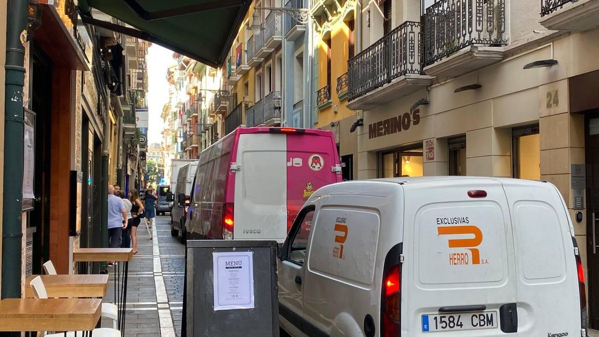 Los camiones se amontonan en la calle San Nicolas