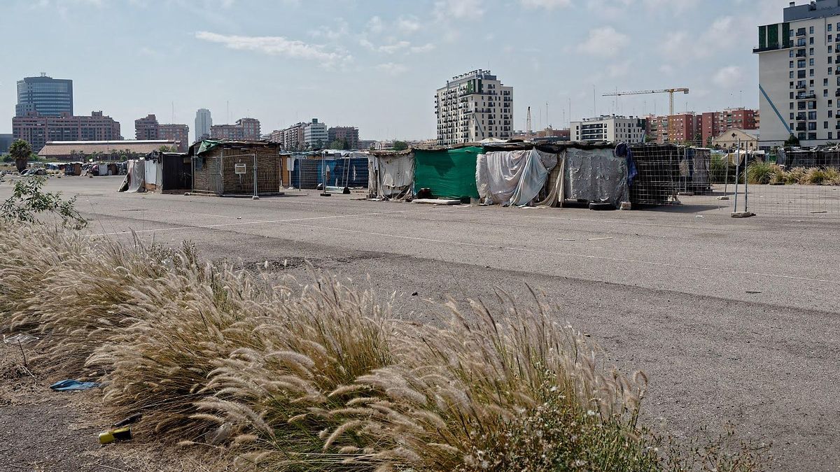 Vista del poblado chabolista sobre el circuito urbano de Fórmula 1 de València, donde se construirán las viviendas del PAI del Grao.