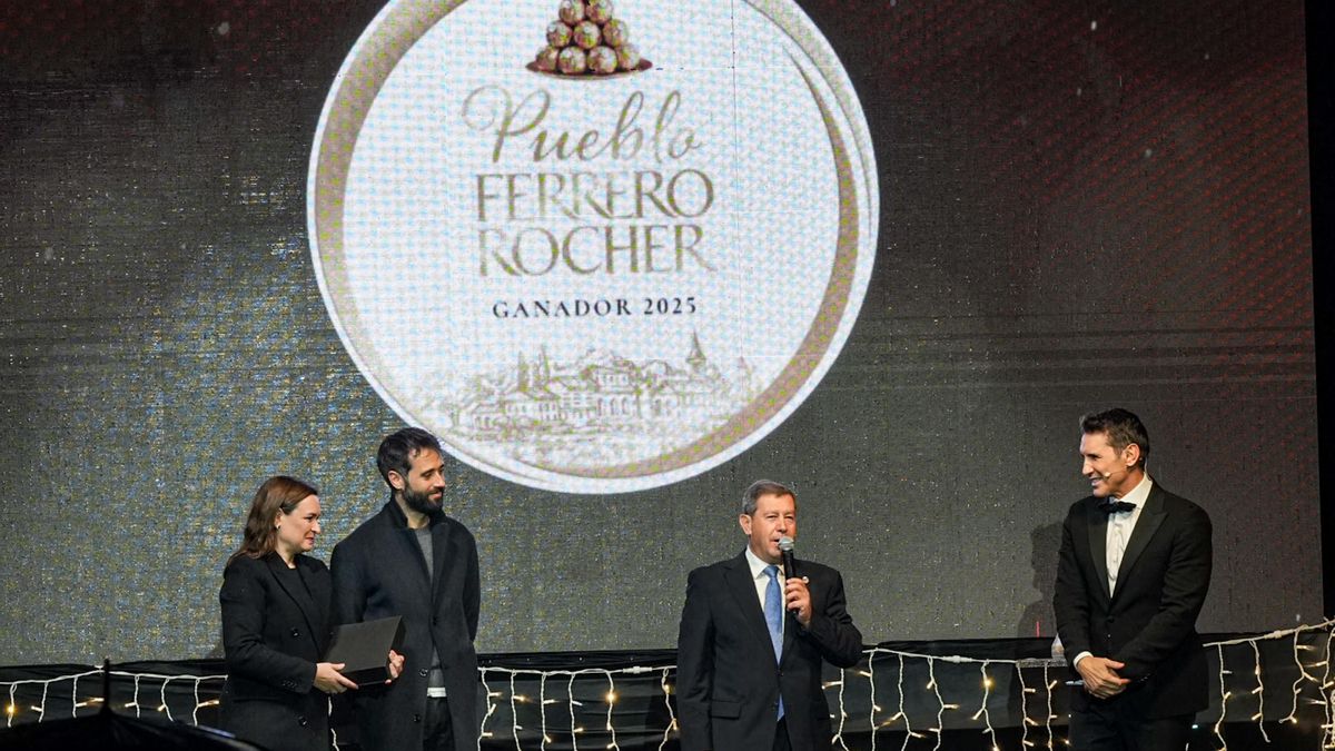 Tejeda enciende la Navidad tras ganar  el concurso 'Juntos Brillamos Más' en una noche con la lluvia como protagonista