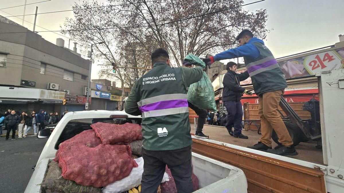 Desalojo de venta ambulante en Liniers en 2025.