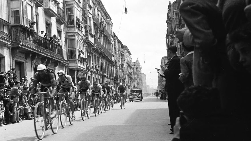 Ciclismo por las calles de Vitoria en 1942