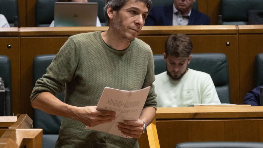 El parlamentario de Elkarrekin Podemos-IU, Jon Hernández.