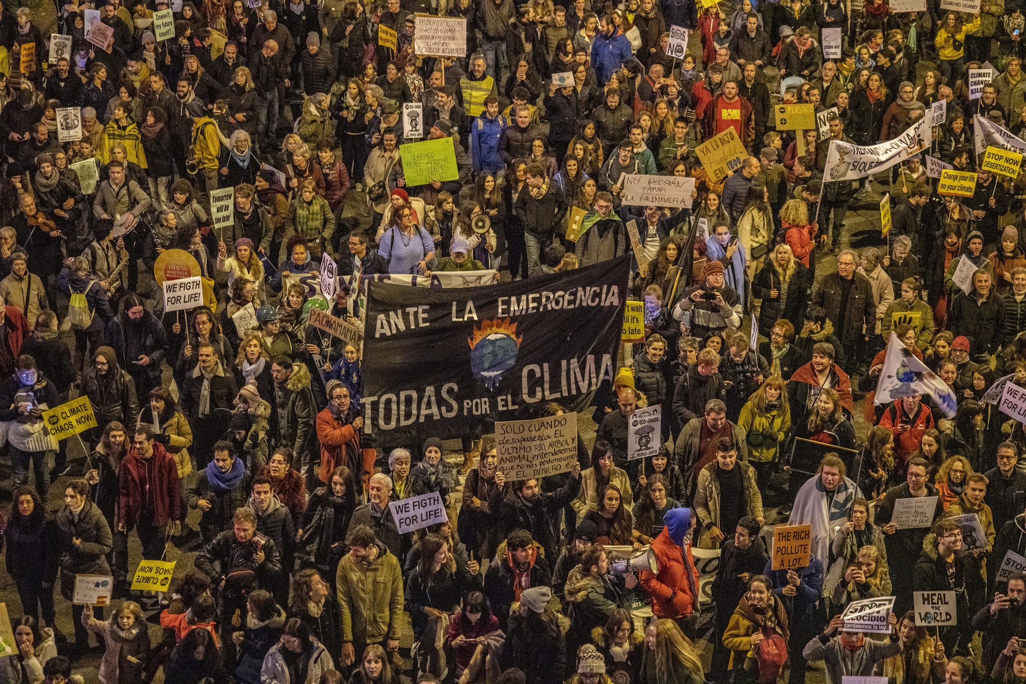 Parte de los asistentes a la Marcha por el Clima alertan en sus pancartas del estado de emergencia en que se encuentra el planeta