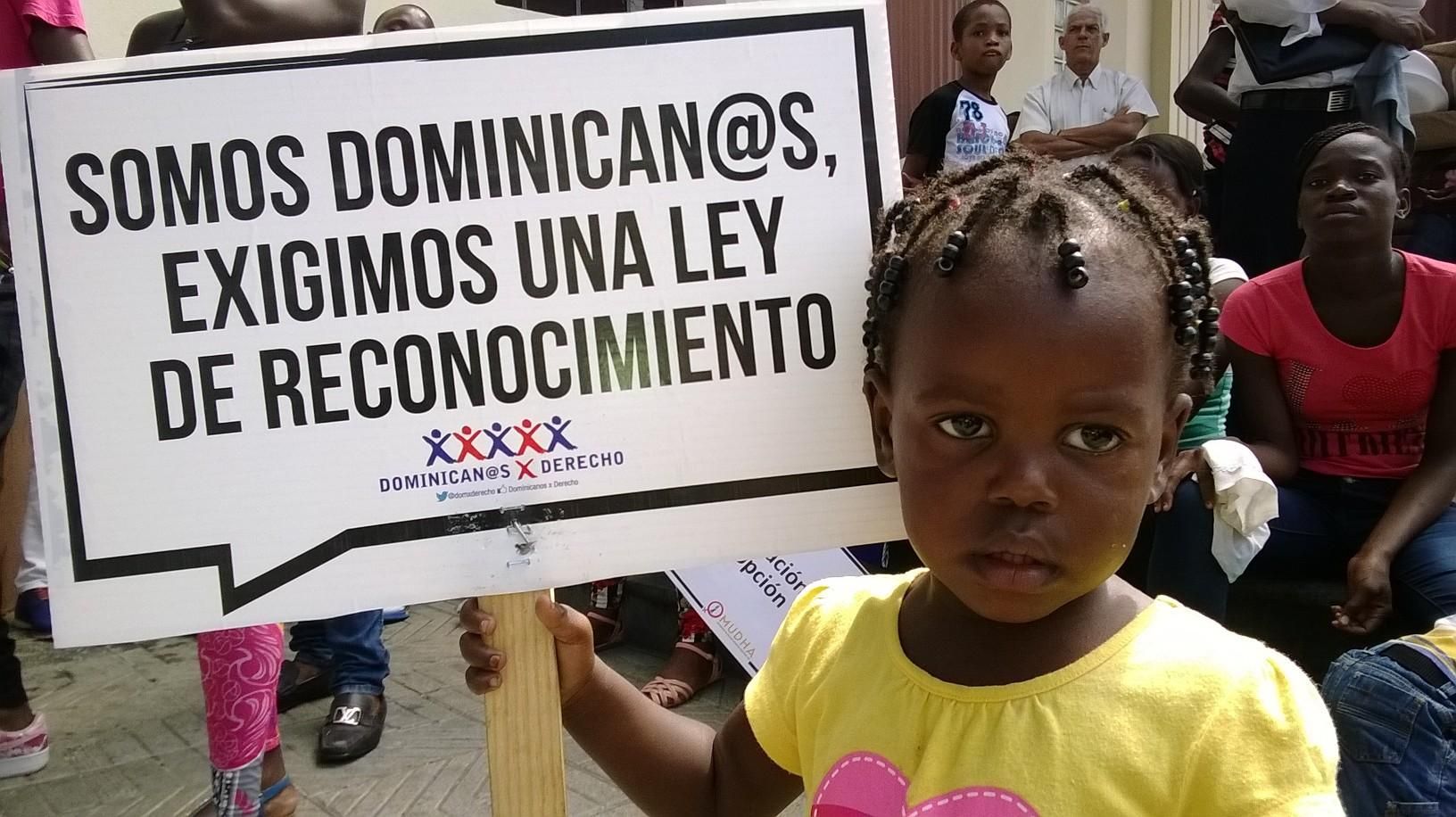 Hijos de dónde. Una niña porta una pancarta del movimiento 'Dominican@s por Derecho', que ha alertado sobre el riesgo de que la apatridia en la República Dominicana se convierta en un drama hereditario/ ©MUDHA