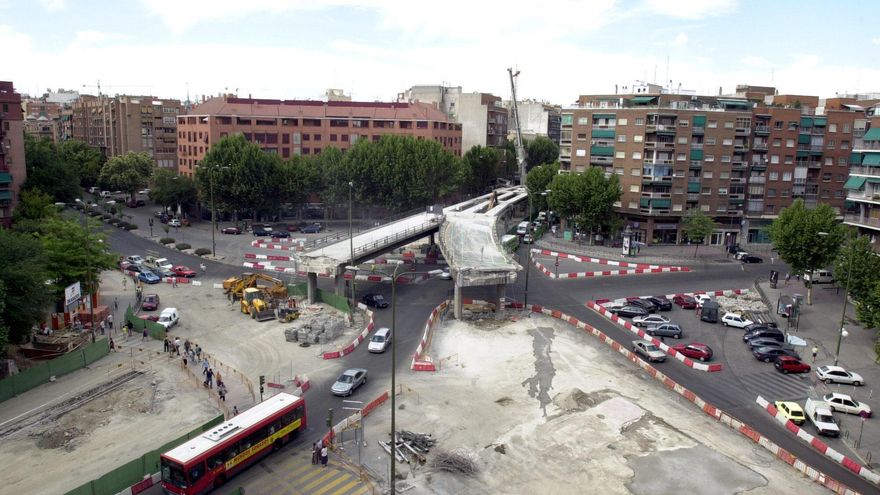 Desmontaje de las piezas del paso elevado de Santa María de la Cabeza, año 2001.