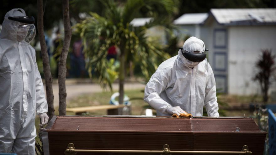 Las proyecciones del IHME prevén para fin de año que las muertes por COVID-19 alcancen las 959.685 en toda América, 667.811 en Europa, 79.583 en África, 168.711 en el Mediterráneo Oriental, 738.427 en Asia Sudoriental y 191.598 en el Pacífico Occidental. EFE/Raphael Alves/Archivo