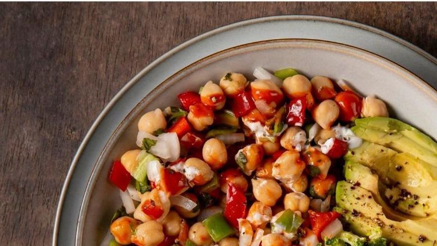 La ensalada con apenas seis ingredientes que es muy saludable, saciante y rica en proteínas