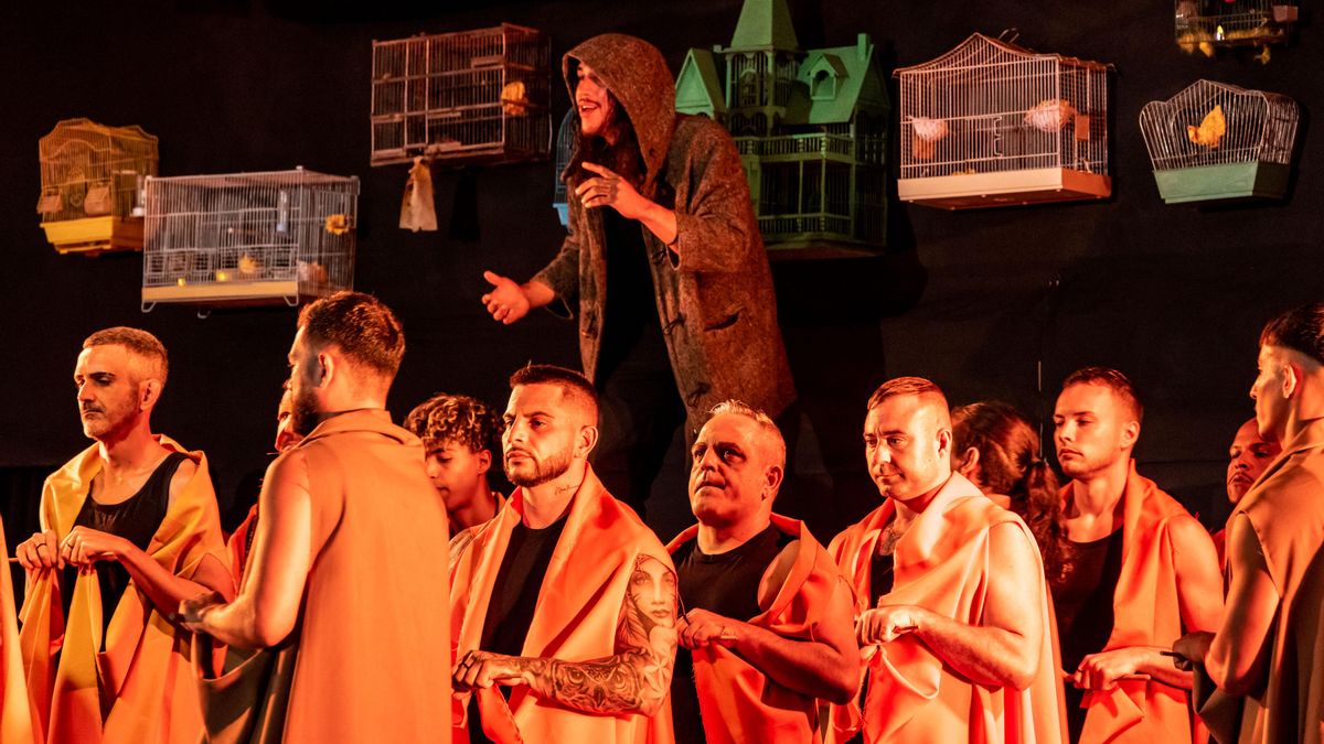 Presos y expresos del Centro Penitenciario Las Palmas I, en el Salto del Negro, representan la obra teatral 'Cuentos desde la celda'. ACFIPRESS.