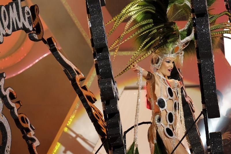 La candidata Carla Hernández Negrín, con la fantasía 'Cien años para agradecerlo'