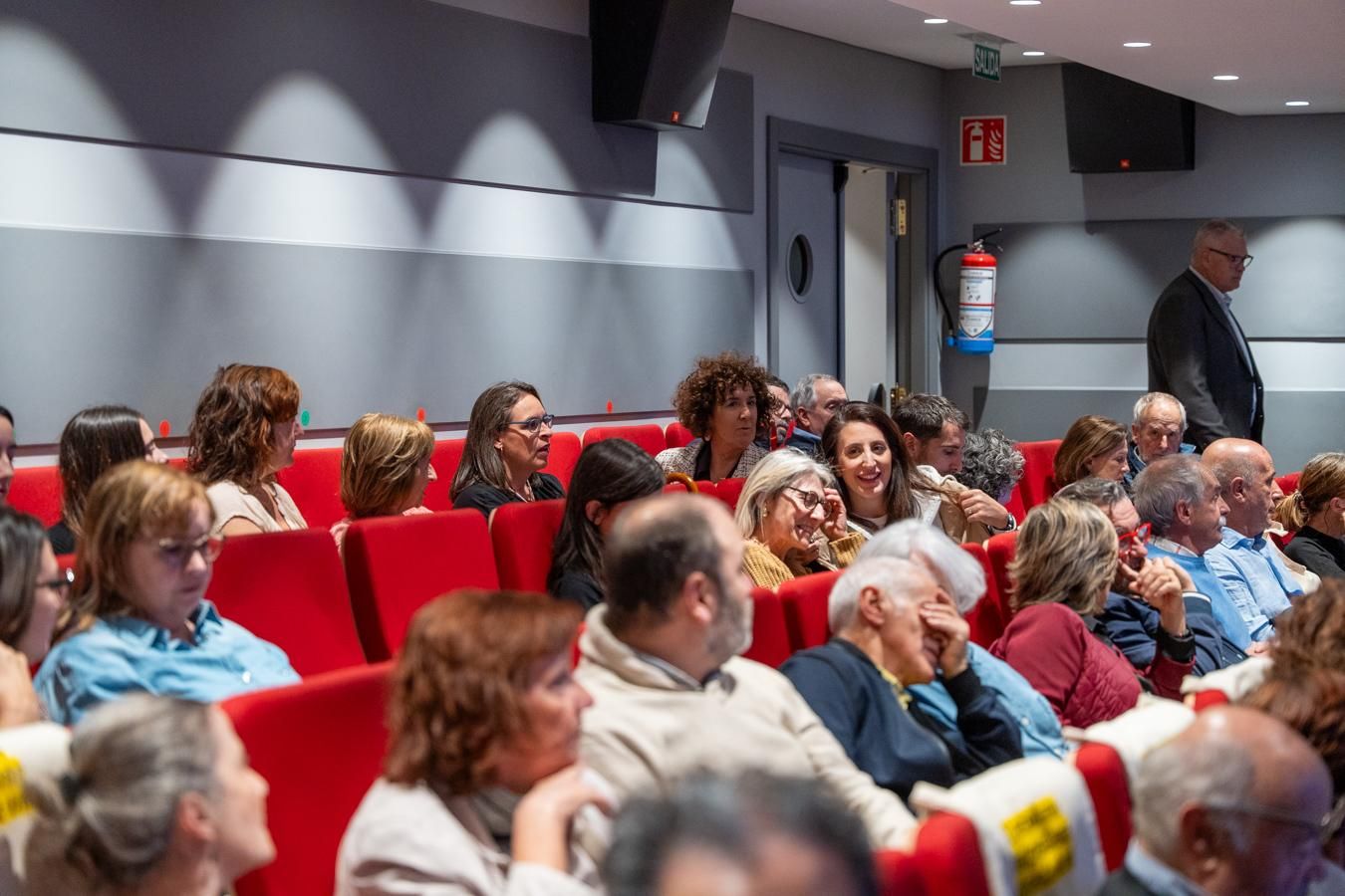 Socios y socias del periódico aguardan en la Filmoteca a que comience la primera mesa redonda.