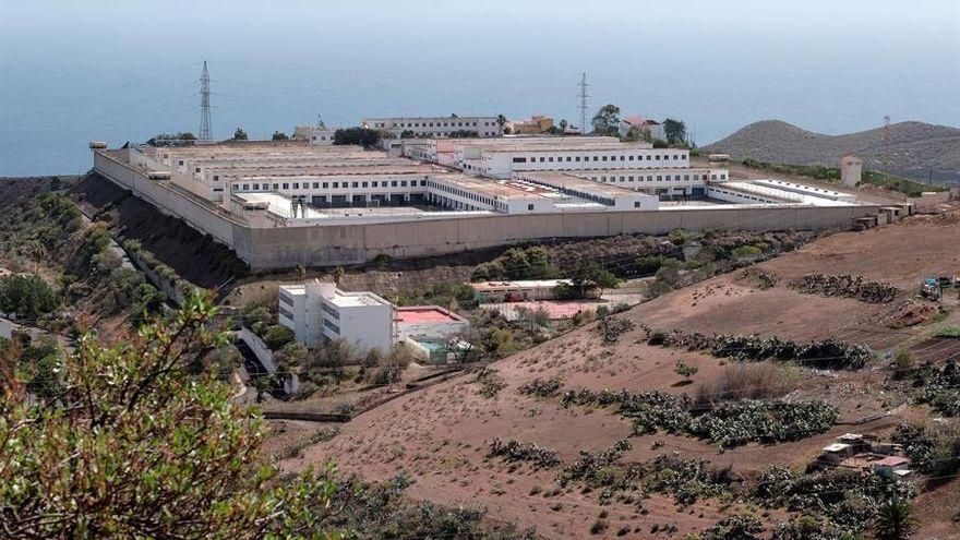 El Constitucional obliga a investigar si un policía de Canarias fue maltratado mientras estaba en prisión preventiva