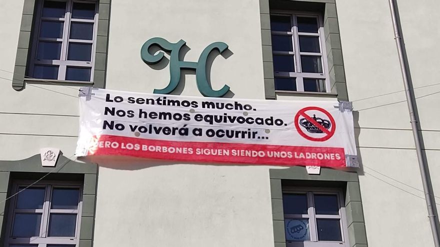 Pancarta que ahora mismo luce la fachada del Centro Social La Molinera.