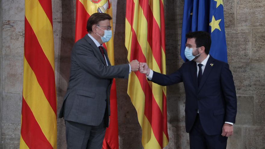 Ximo Puig saluda a Pere Aragonès en el Palau de la Generalitat.